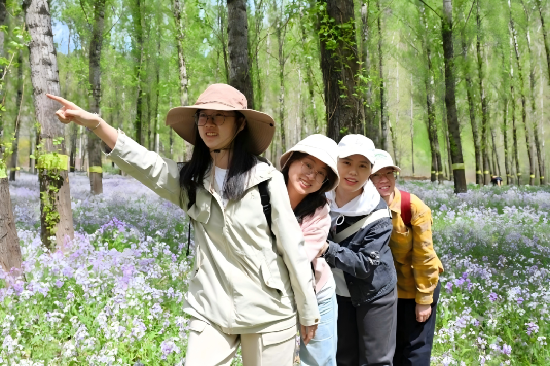 Journey of Domestic and International Students from IPE Along the Hundred-Mile Gallery