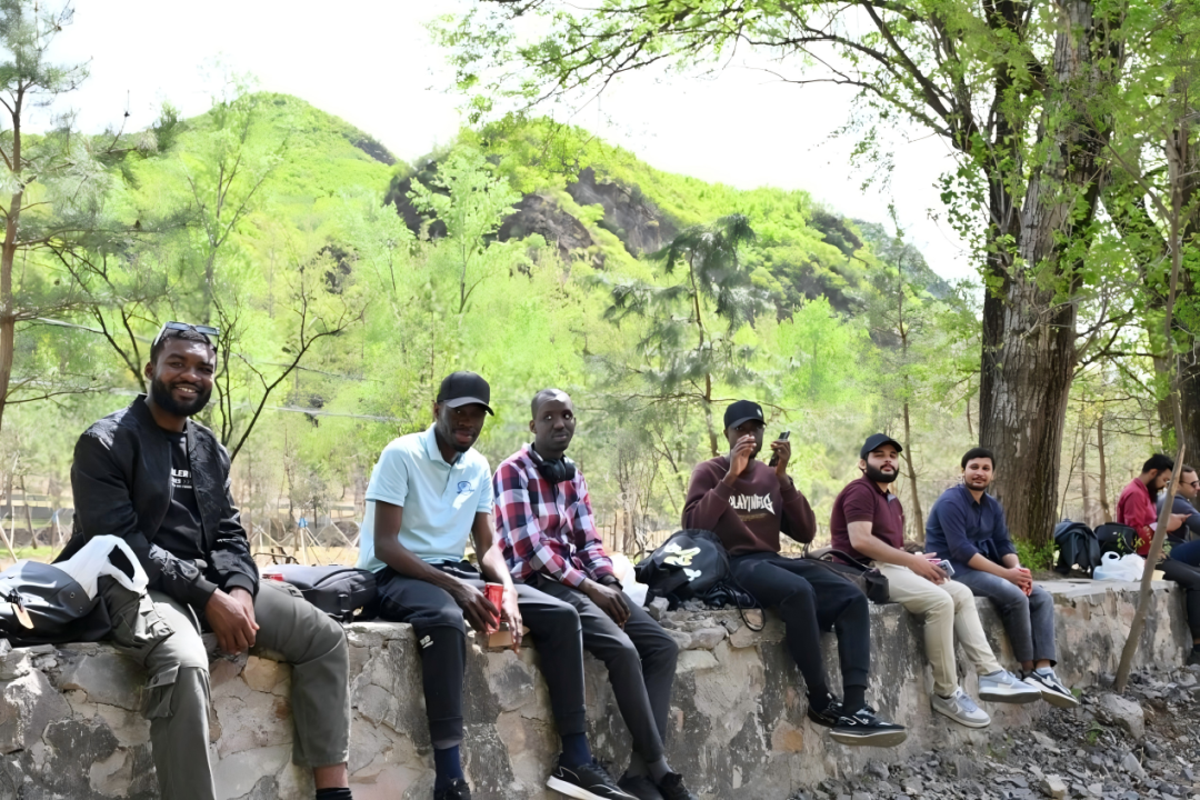 Journey of Domestic and International Students from IPE Along the Hundred-Mile Gallery