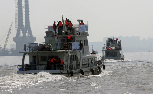 Chinese Survey Team Looks for Rare White-flag Dolphins (baiji or Yangtze River dolphin)